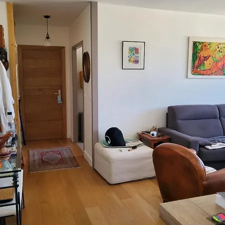 Comfortable Family Near La